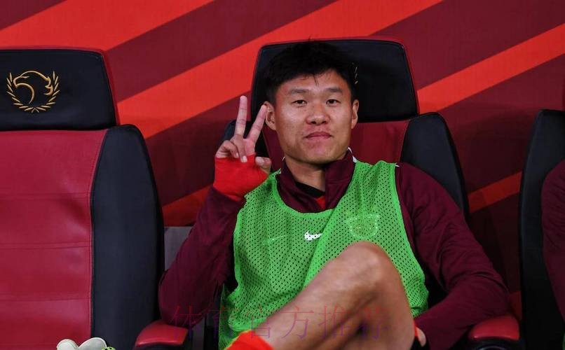 上海海港官方:李昂离队加盟大连英博,曾随队获中超三连冠 上海海港官方:李昂离队加盟大连英博,曾随队获中超三连冠